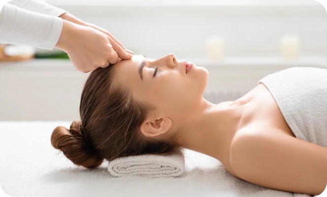 Femme allongée recevant un soin du visage