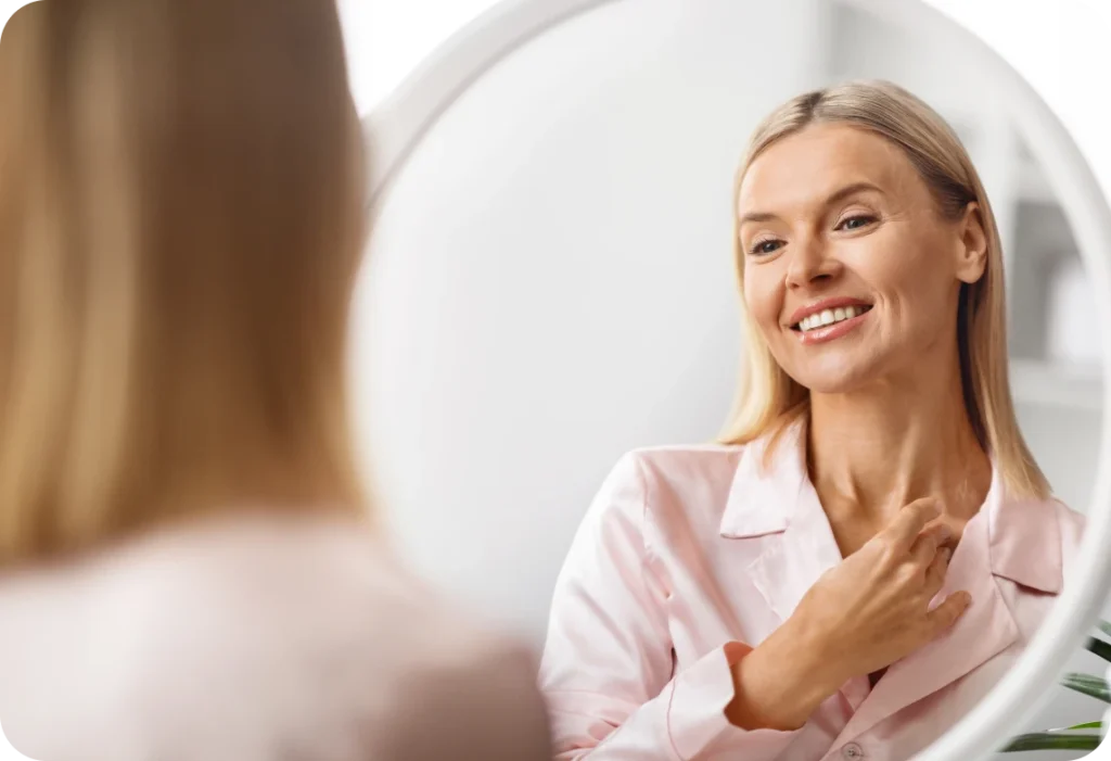 visage reflet miroir femme Comment lisser les rides naturellement ? PRISME – Maison de soins esthétiques